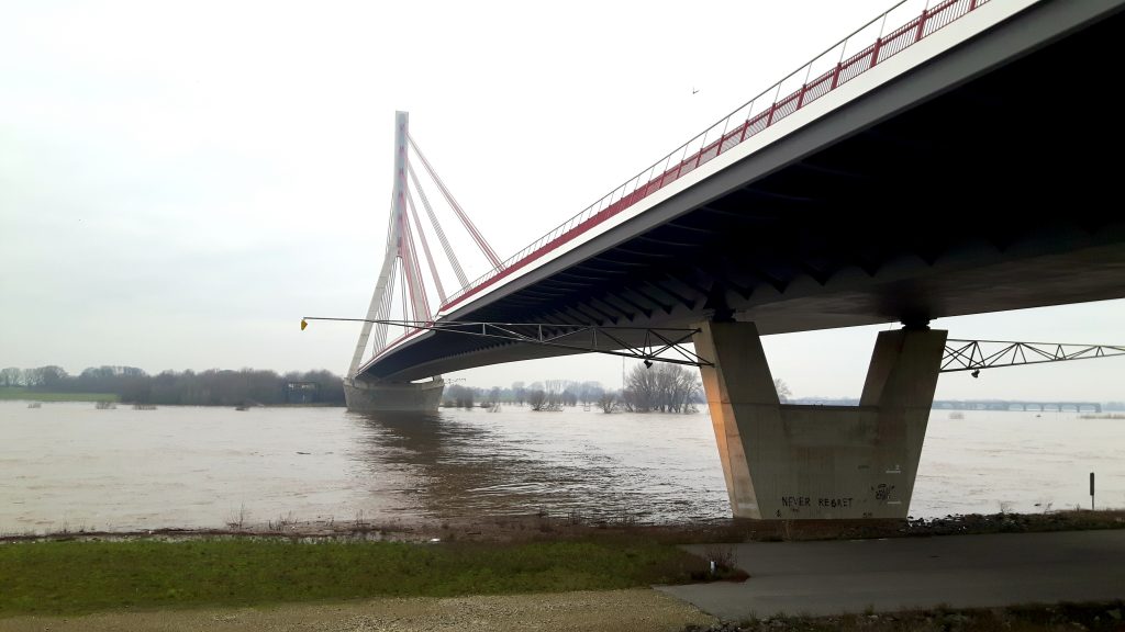 Hochwasseer Rheinbrücke Wesel Foto: ADFC Dinslaken-Voerde