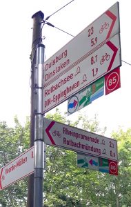 Schild rechts, Fahrtrichtung links! Foto: ADFC Dinslaken-Voerde