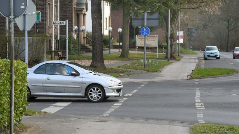Der ADFC Dinslaken-Voerde fordert, dass der Radweg an der Frankfurter Straße/Einmündung Bahnhofstraße in Voerde rot markiert wird. An dieser Stelle hatte es am Sonntag einen Zusammenstoß zwischen einem Radfahrer und einem Auto gegeben. Foto: Markus Weissenfels